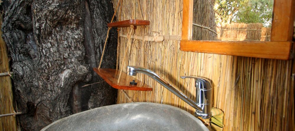 Bathroom at Mwamba Bush Camp, South Luangwa National Park, Zambia - Image 4