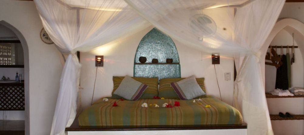 Matemwe Lodge - Guest Four Poster Bed - Image 11