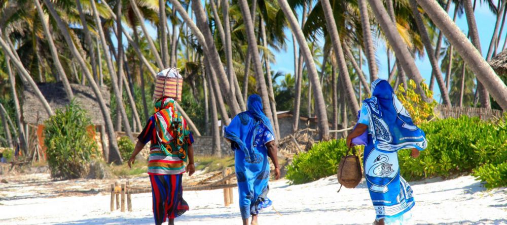 Zanzibar women on the beach - Image 5